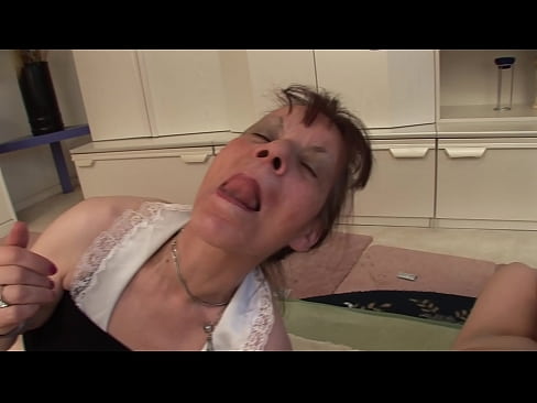 ❤️ Dues àvies i un avi fan un trio ❌ Vídeo sexual a nosaltres