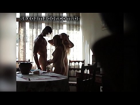 ❤️ Els amics sexuals conviden un home gegant i un trio amb ell ❌ Vídeo sexual a nosaltres