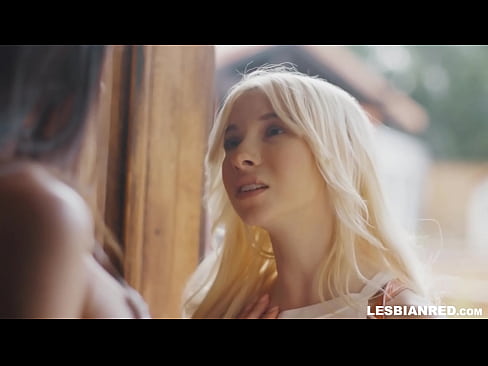 ❤️ La noia torna a casa uns mesos després i s'acaba menjant el cony de la seva madrastra ❌ Vídeo sexual a nosaltres