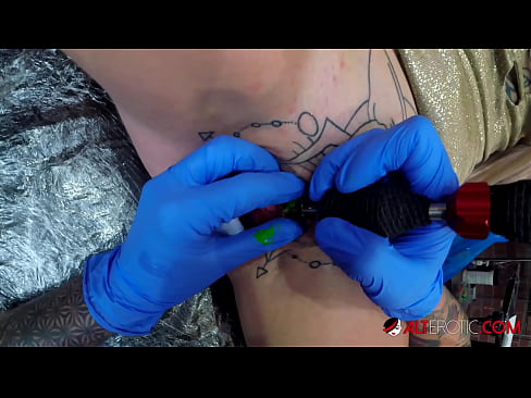 ❤️ La bomba Sully Savage, molt tatuada, es va tatuar al clítoris ❌ Vídeo sexual a nosaltres