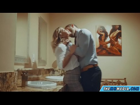 ❤️ Quan una rossa tetona et sedueix en un lavabo públic ❌ Vídeo sexual a nosaltres
